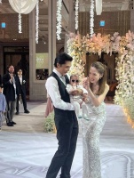 许玮甯夫妇公园遛娃，邱泽绑腰凳爸爸力max，10个月儿子已走路
