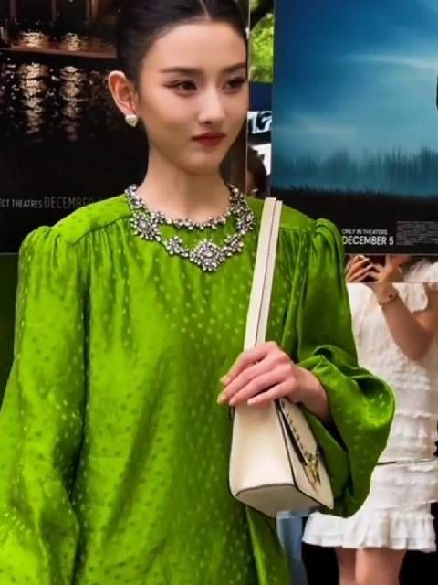 宋祖儿绿裙丸子头亮相,生图状态清透灵动