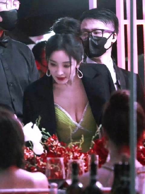杨幂活动直拍 盘发能最大化把脸露出来，长的越好看盘发也就越美