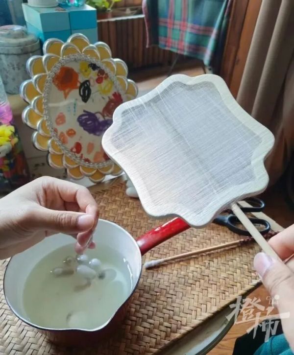 阮女士家自制的蚕丝扇。