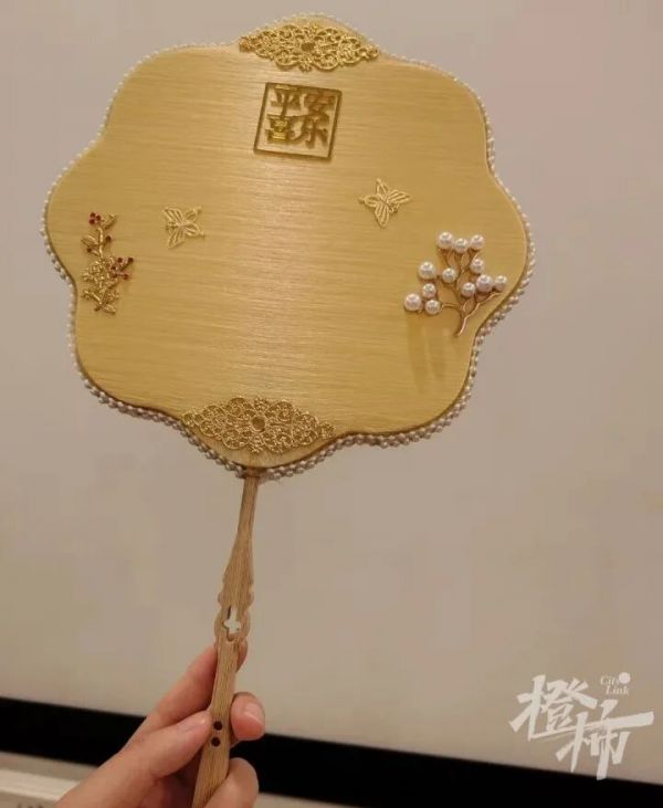阮女士家自制的蚕丝扇。