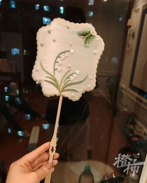 阮女士家自制的蚕丝扇。
