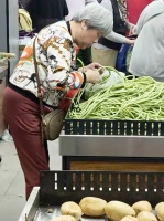 有网友评论：当初找老公要有这么精挑细选，也不至于现在买啥都要挑半天