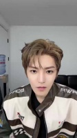 侯明昊直播替粉丝摸腹肌互动甜度爆表