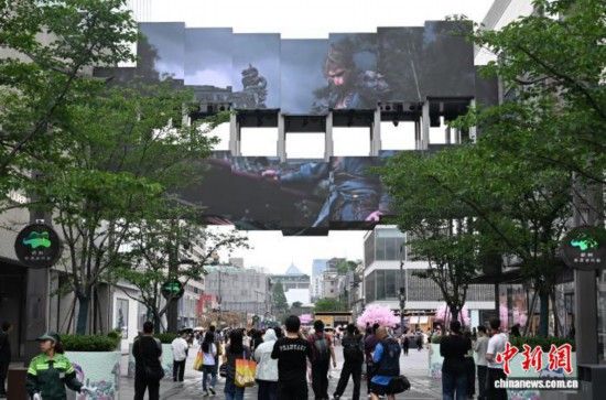 　5月19日，西子廊桥盲盒音乐会向游人展示。中新社记者 王刚 摄