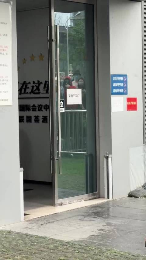 白鹿520亲手送花给粉丝，双向奔赴甜过初恋