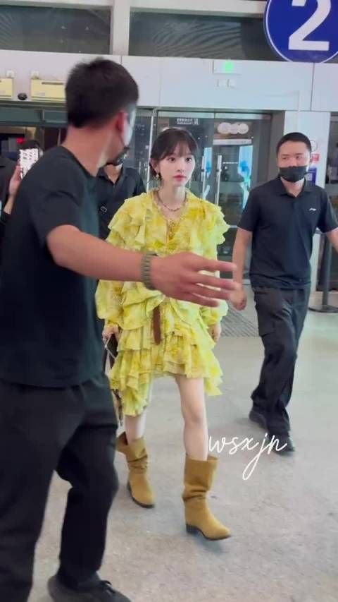 田曦薇出发新加坡机场路透，小田这个造型好明媚