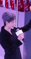 叶童穿黑西装气质出众，线下活动状态佳