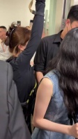 刘浩存乐华女团接连扫楼引上班族追星热潮