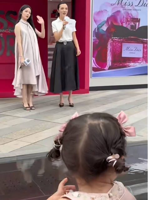 这个和周也长的好像的女孩也好漂亮！