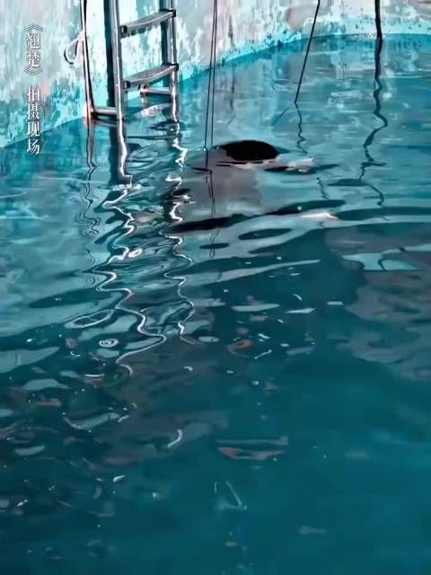 周翊然水下戏泡数小时上岸冷到呆滞