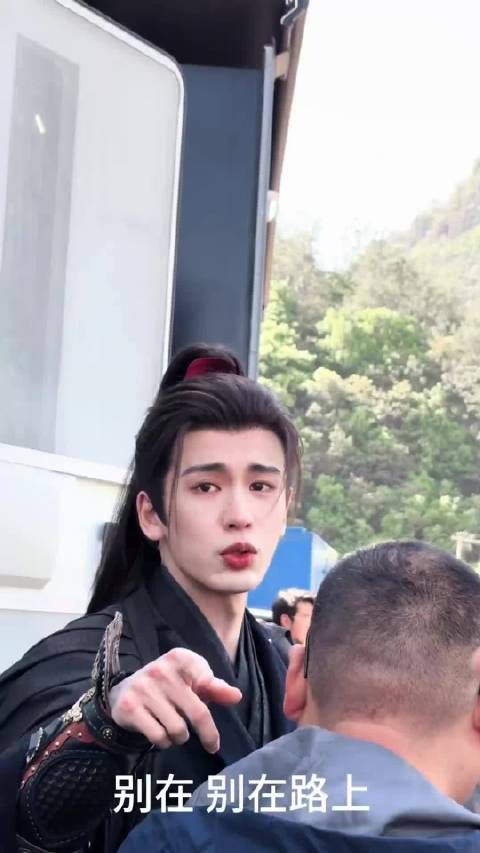 张凌赫被评暖心偶像，叮嘱粉丝注意安全