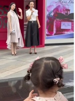 这个和周也长的好像的女孩也好漂亮！