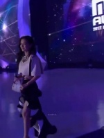 追星的最高境界莫过于给偶像颁奖吧！ 权志龙 angelababy
