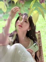 夏日的田曦薇，就像掌管整个水果王国的公主