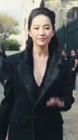 刘亦菲黑西装大背头造型亮相，超900天未进组仍slay全场