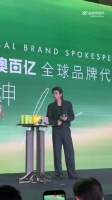 粉丝冲上台强抱蔡徐坤被保安带离