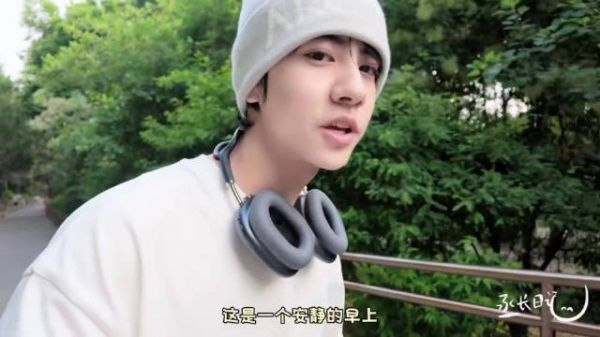 “这是一个安静的早上～”有没有觉得这个调调很熟悉？请点开视频听一下