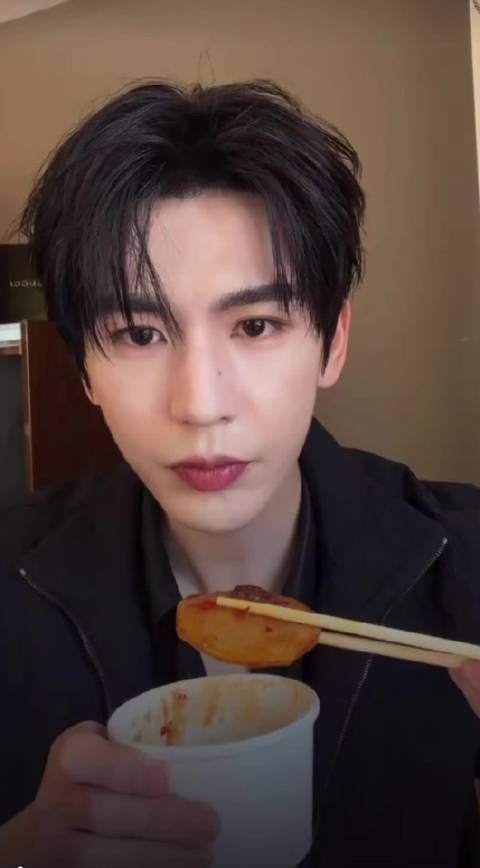 张凌赫:我以为我演的是虐恋,没想到先“栽”在了自己剧的英文名上了