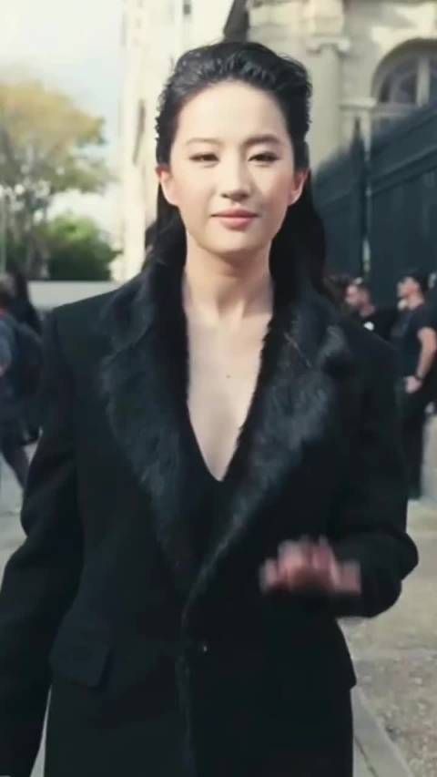 刘亦菲黑西装未戴珠宝依然光彩夺目