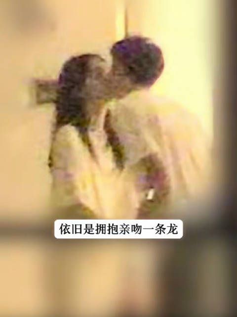 周也恋情疑曝光，连续两个月会男友，对方个子高可能是圈外人