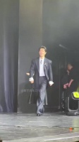 被这个新角度狠狠打动，肖战笑着上台领奖，温柔又坚定，满是收获的幸福感
