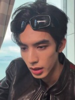 宋威龙直播回应进组，称最近在看剧本了，有一两个比较喜欢的剧本，期待住了！