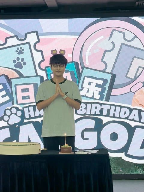 大家线下一起给Cat唱生日快乐歌