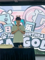 大家线下一起给Cat唱生日快乐歌