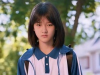 女孩被母亲囚禁，幸好被老师救出来
