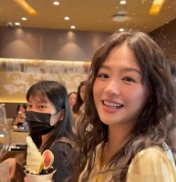 武康路偶遇马思纯 ，腼腆社恐尽显温柔 ，素颜近距离颜值惊艳众人