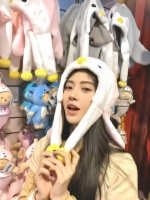 鞠婧祎带上可爱帽，感觉自己萌萌哒！