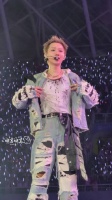 汪苏泷演唱会上突然脱衣服引热议