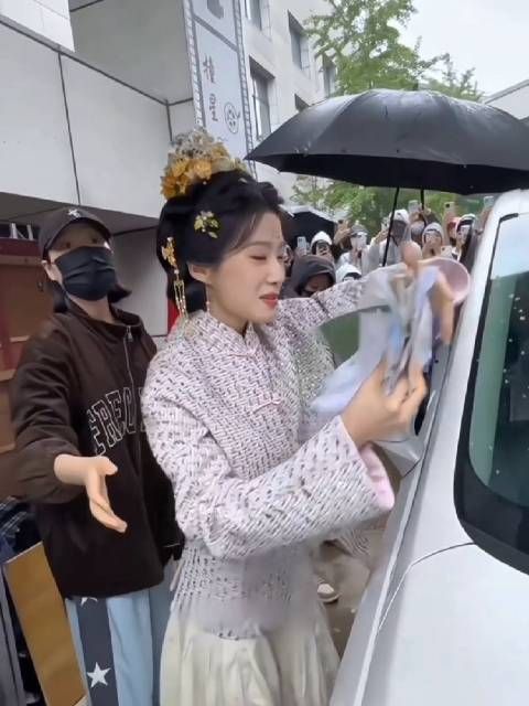 卢昱晓上班收信与粉丝暖心互动