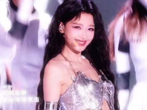 孙怡《花蝴蝶》舞台造型惊艳，眼妆吸睛卷发氛围感十足