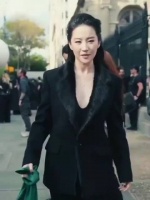 刘亦菲亮相LV大秀，果然内娱出去的女人，飒，独一份的气质！