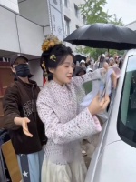 卢昱晓上班收信与粉丝暖心互动