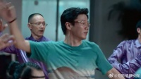 父亲跟着女儿学跳舞，怎料却惹起公愤，下秒被赶出去！