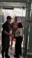 李嘉欣许晋亨出席晚宴，深V露背装显消瘦