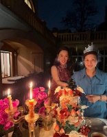 杜江晒照庆祝母亲70岁大寿，霍思燕与婆婆同框合影笑容灿烂