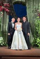 张学友穿西装参加干儿子婚礼，满脸笑容帅气潇洒