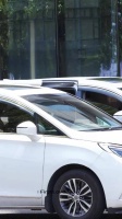 童禹坤首录《天赐的声音》，黑色马甲粉色领带活力亮相