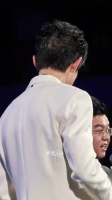 王鹤棣活动现场摘耳返听粉丝力挺