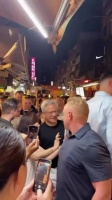 千亿总裁黄仁勋也是个猫奴，台湾街头看到猫都迈不开腿，眼睛都发亮了