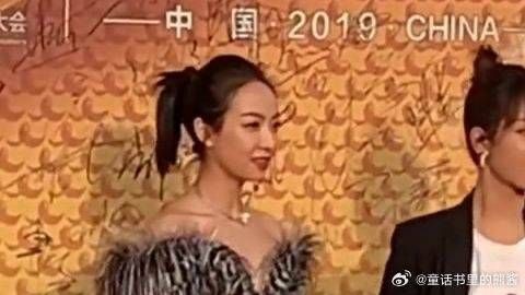 杨紫宋茜在红毯上签字，一个裙子很另类，另一个发型引人注目