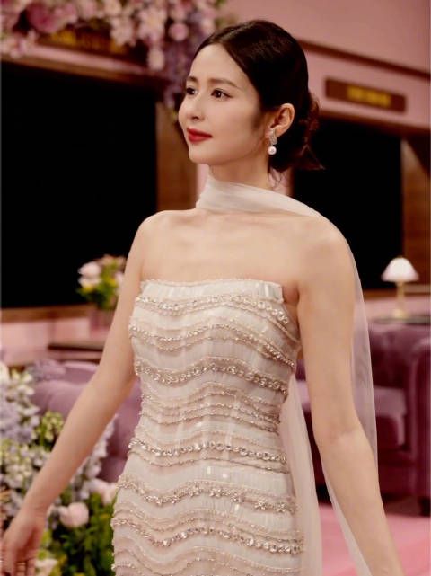 颖儿的目光望向远方，好像在等一个人， 「嘉人携手抖音共同出品」