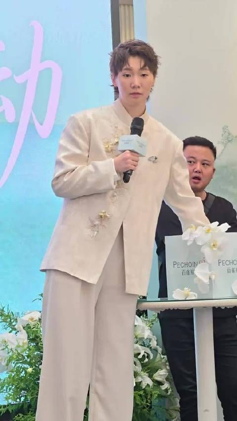 王曼昱被粉丝喊害羞了!