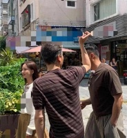 43岁佟丽娅在广东街头，现实中真人看起来很娇小，目测158cm左右