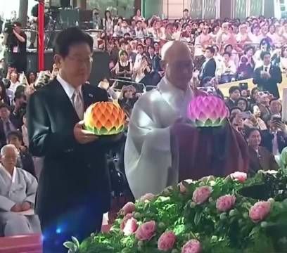 李在明出席韩国佛诞节活动献灯环节顺利