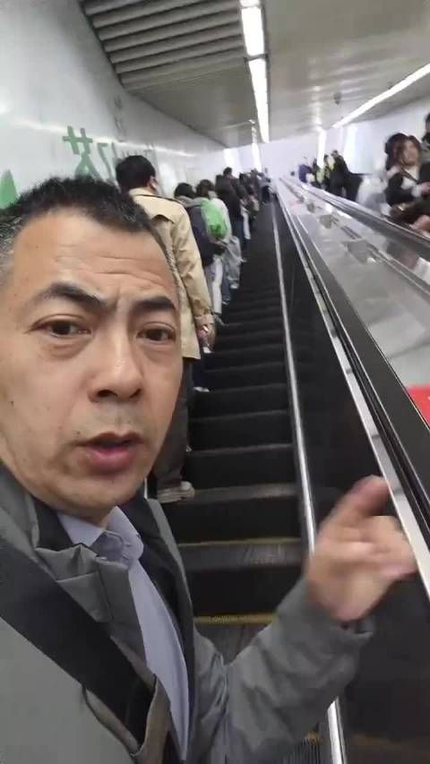扶梯上是禁止走动的，根本没必要站成一排